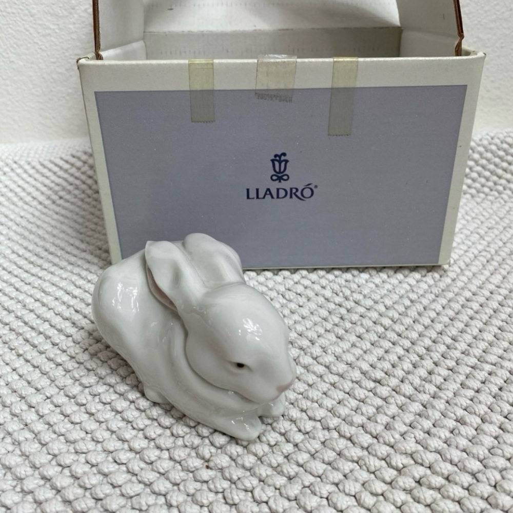 NEW Authentic Lladro White Sleeping Bunny #5904 Collectible Luxury Contemporary